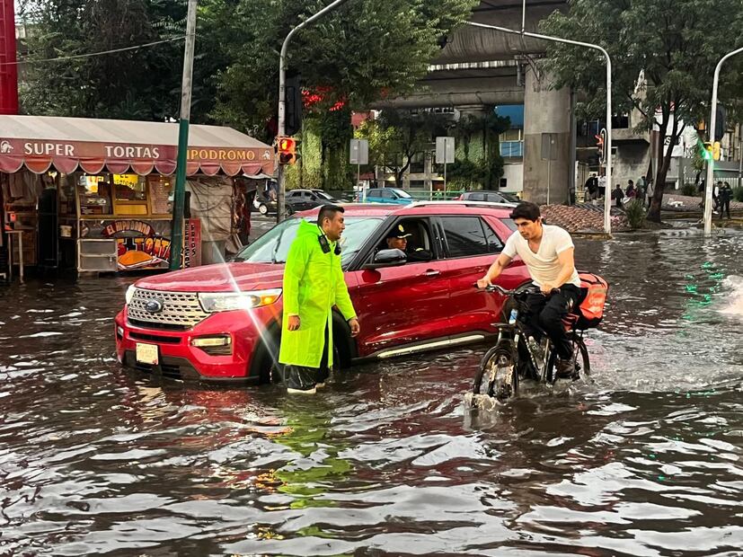 Caos vial vivieron miles de capitalinos por el intenso tráfico que se generó sobre Anillo Periférico. Foto: de Juan Carlos Wiliams