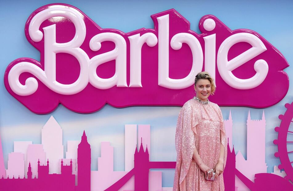 Greta Gerwig, directora de "Barbie" acaba de batir récord como la única cineasta mujer en superar la recaudación en taquillas de más de mil millones de dólares. 
Foto: AP / Scott Garfitt