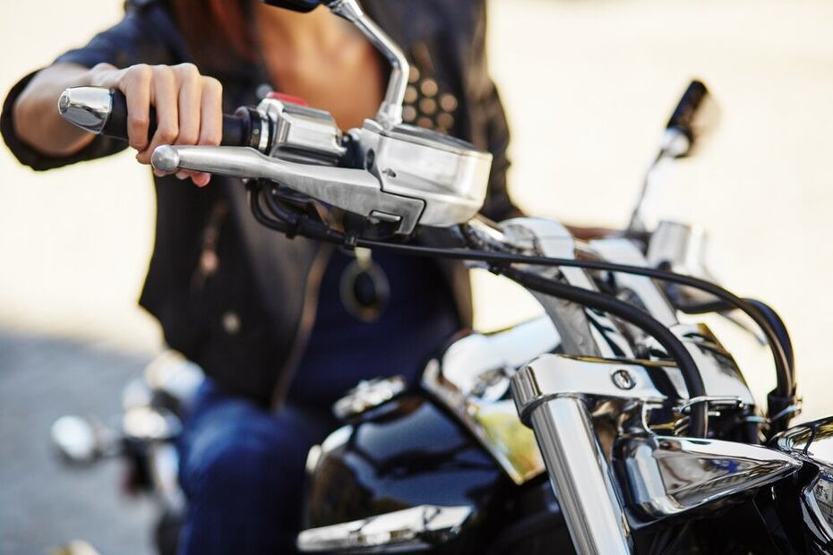 Las motos tiene un límite de capacidad en el depósito de gasolina. Foto: Freepik