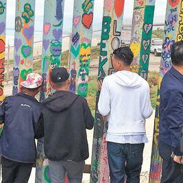 Migrantes jóvenes avanzan a la nada