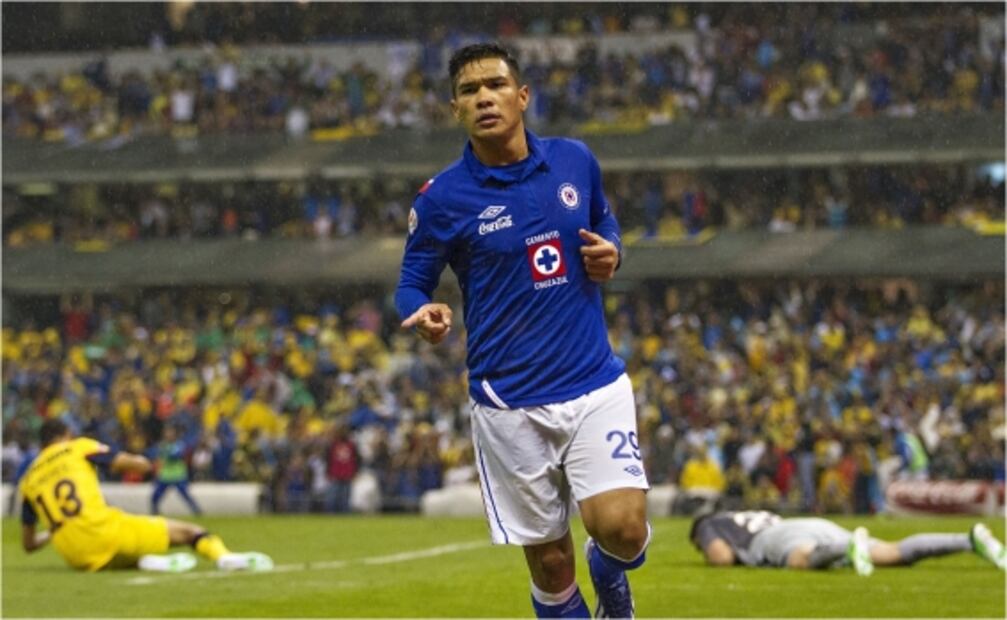 VIDEO: Exjugador de Cruz Azul es agredido por aficionados