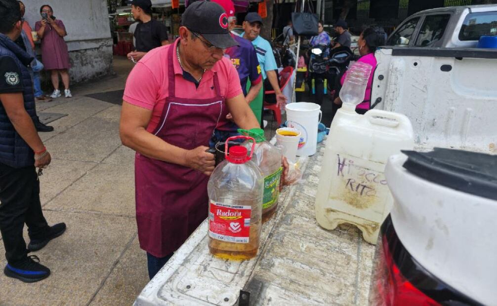En un comunicado, la alcaldía aseguró que depositar el aceite en estos contenedores significa evitar taponamientos en coladeras.
Foto: Especial.