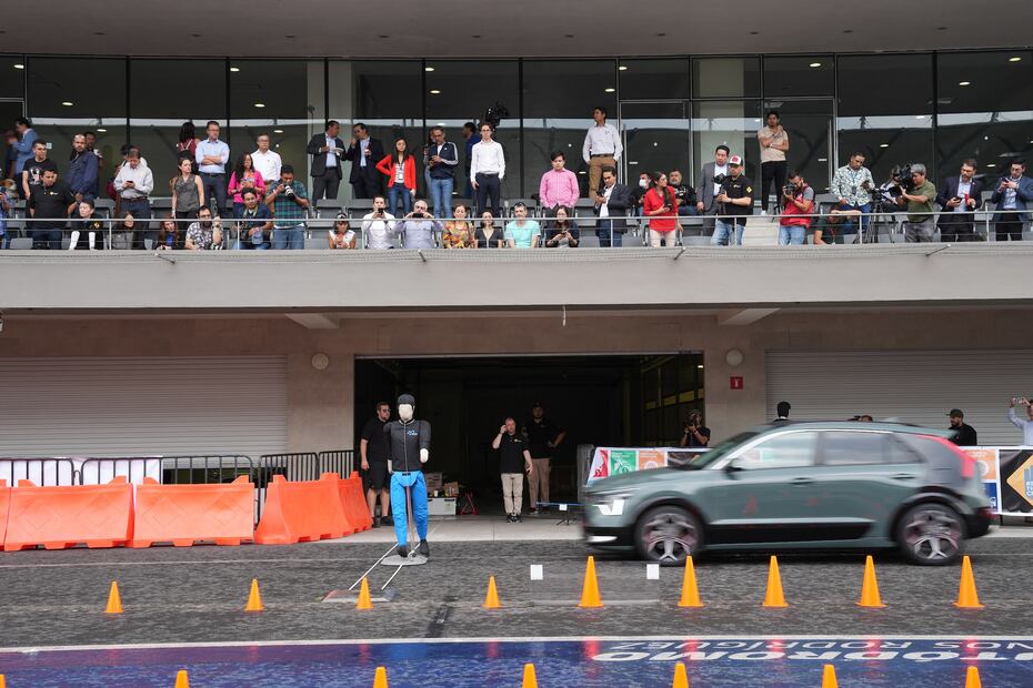 Frenado autónomo de emergencia con detección de peatones.