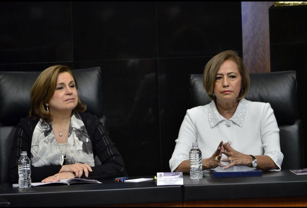En la foto: Arely Gómez, titular de la PGR y Rosario Marín, ex tesorera del Gobierno de Estados Unidos (TOMADA DEL TWITTER DE ARELY GÓMEZ)