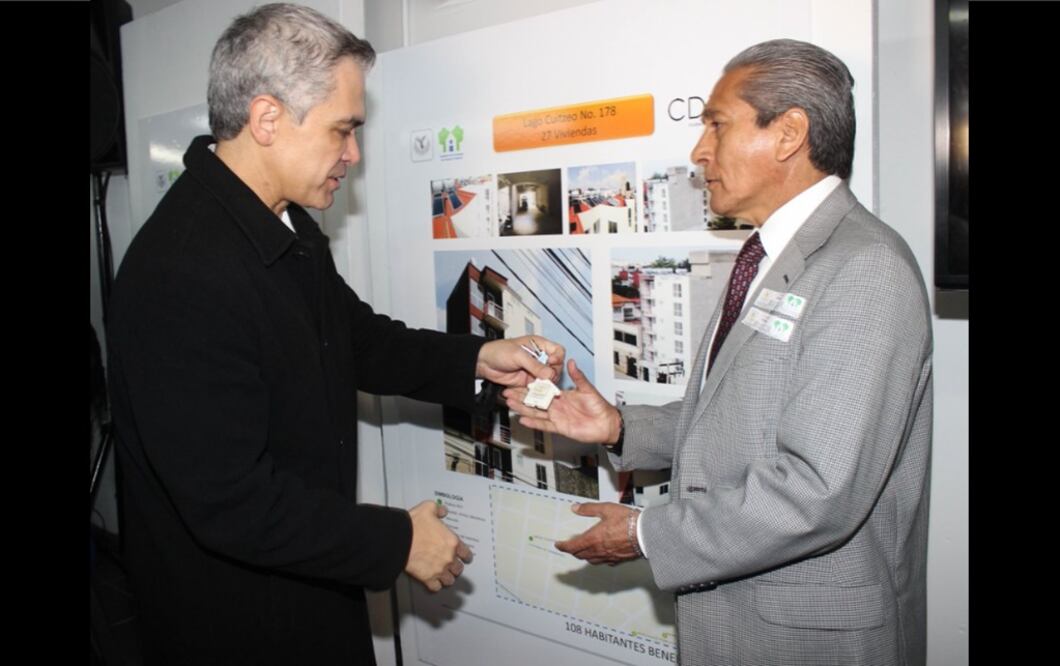 El jefe de gobierno capitalino entregó 251 viviendas de interés social. Foto: Especia