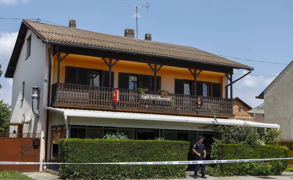 Un oficial de policía se encuentra afuera de la cafetería donde arrestaron al tirador, en Daruvar, Croacia central. Foto:AP