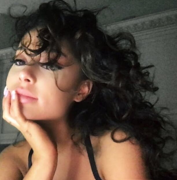 Ariana Grande muestra su pelo natural y luce irreconocible