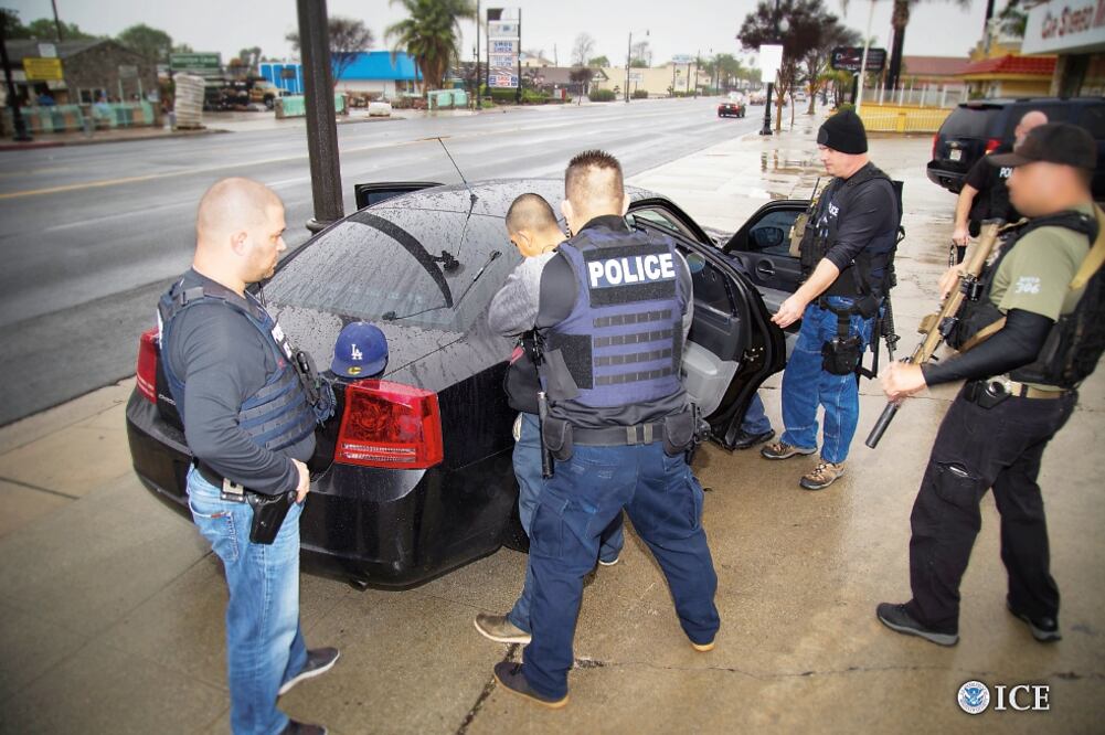 Operativo. El ICE distribuyó imágenes de detenciones de migrantes realizadas en los últimos días en Los Ángeles y argumentó que tenían, en su mayoría, historial delictivo (REUTERS)