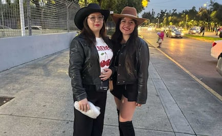Fans esperan entre la lluvia los bélicos de Fuerza Regida en el Estadio GNP