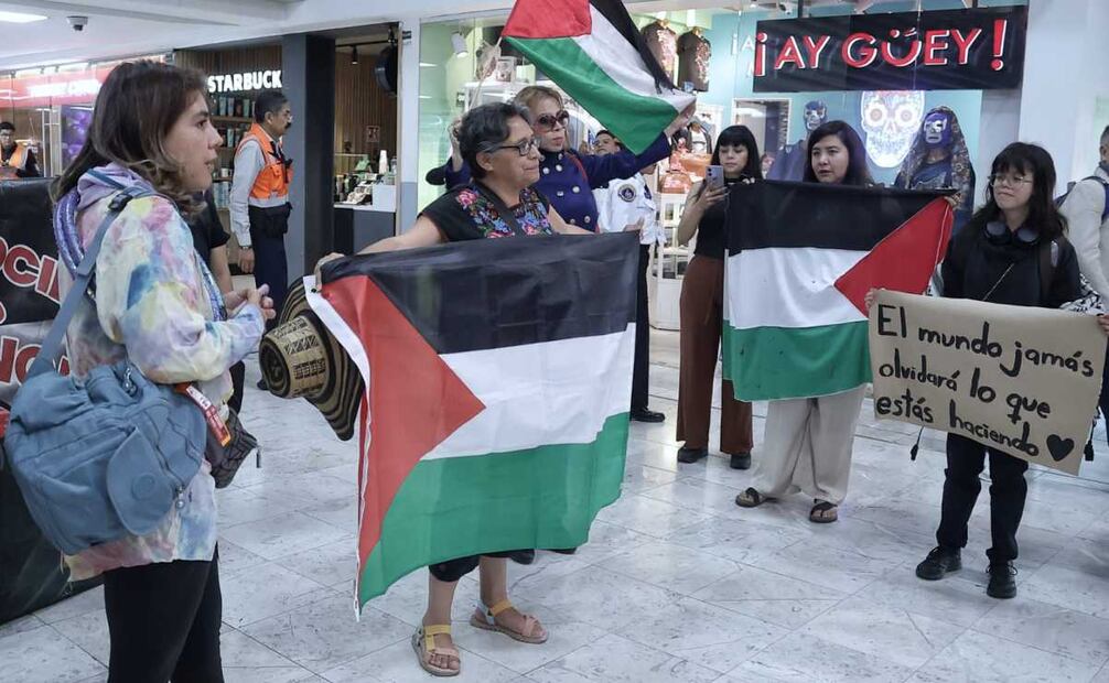 Un grupo de personas propalestina acudieron esta mañana a la terminal 1 del aeropuerto a despedir a 4 activistas mexicanos que viajaran al Cairo a la Marcha Global a Gaza. Foto : Fernanda Rojas / EL UNIVERSAL