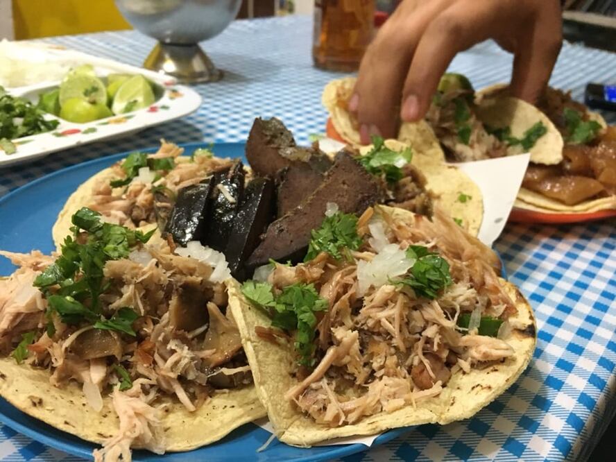 Michoacán: uno de los platillos más típicos son las carnitas, tradicionalmente se cocinan en ollas de cobre (fabricadas en Santa Clara del Cobre) 

