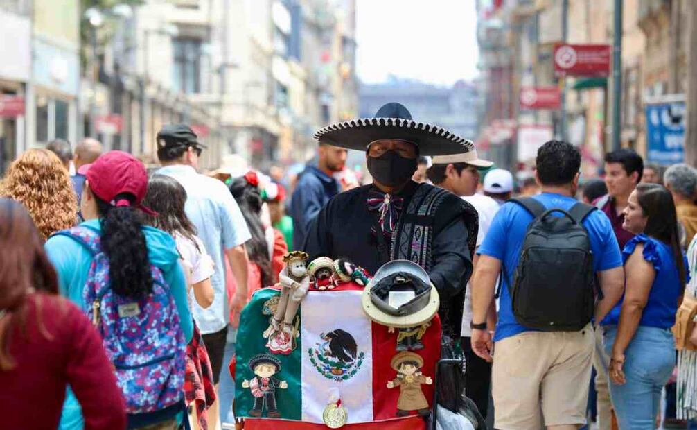 Con blusas, diademas, máscaras, sombreros la gente camina bajo un sol brillante en la capital mexicana. Foto: Valente Rosas/EL UNIVERSAL