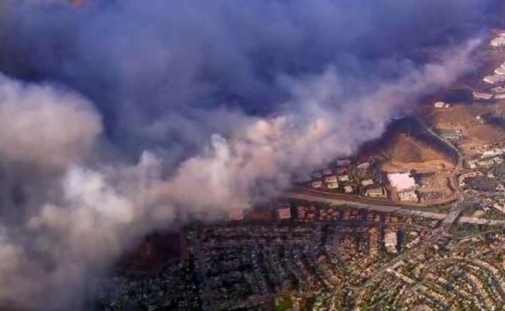 Evacuan a 20 mil personas por incendio que crece rápidamente en California 