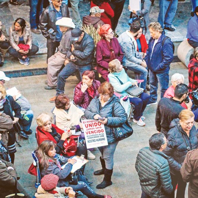 De acuerdo con Fitch, el sector asegurador busca resolver de la mejor manera la cancelación de pólizas de los empleados del gobierno. ARCHIVO EL UNIVERSAL