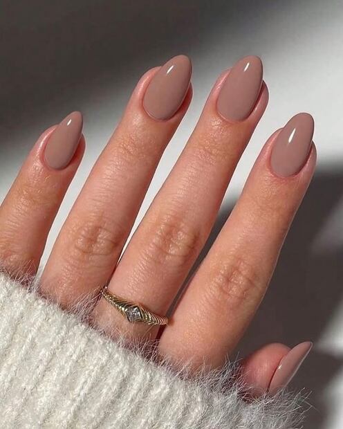 Las uñas ovaladas alargan la silueta de las manos. Foto: Instagram @medranos_colors