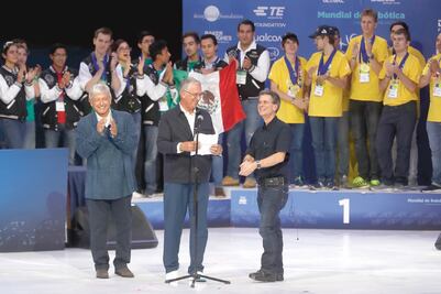 Urge AMLO a cuidar energías no renovables