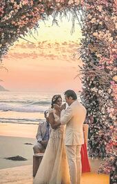 Claudia y Billy contraen matrimonio frente al mar