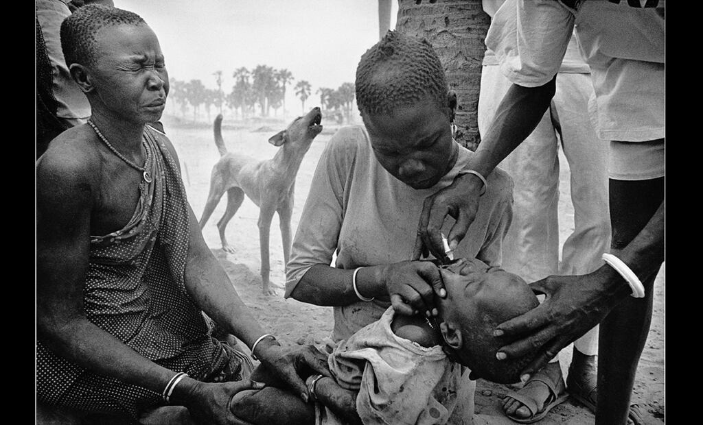 Imagen del fotógrafo Sebastián Salgado en la se observa a un niño que le administran una vacuna contra la polio, que se usará en la portada del libro "El fin de la polio", 2001. Foto AP/ Sebastiao Salgado