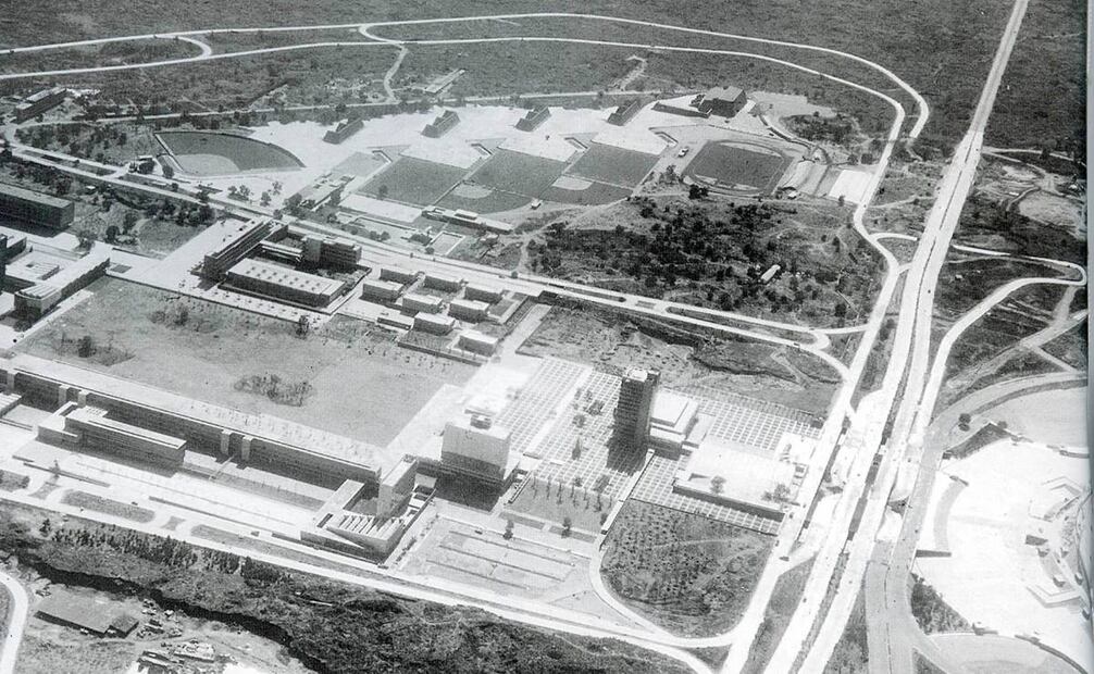 A inicios de los cincuenta, los universitarios pasaron de asistir a clases en los antiguos recintos del Centro Histórico a estudiar en colosales construcciones lineares de Ciudad Universitaria. En la imagen (izq. a der.) destacan las actuales instalaciones de Rectoría, la Biblioteca Central, Facultad de Filosofía y Letras, Facultad de Derecho, y Facultad de Ingeniería. ESPECIAL.