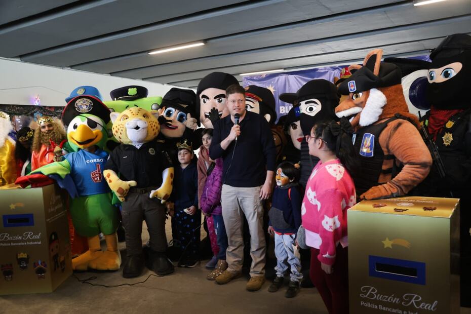 El secretario de Seguridad Ciudadana (SSC), Pablo Vázquez, dijo que la policía capitalina va a recibir las cartas de los niños, pero también serán los encargados de resguardar a los Reyes durante la compra de todos los juguetes. (Foto: Carlos Mejía/ EL UNIVERSAL)
