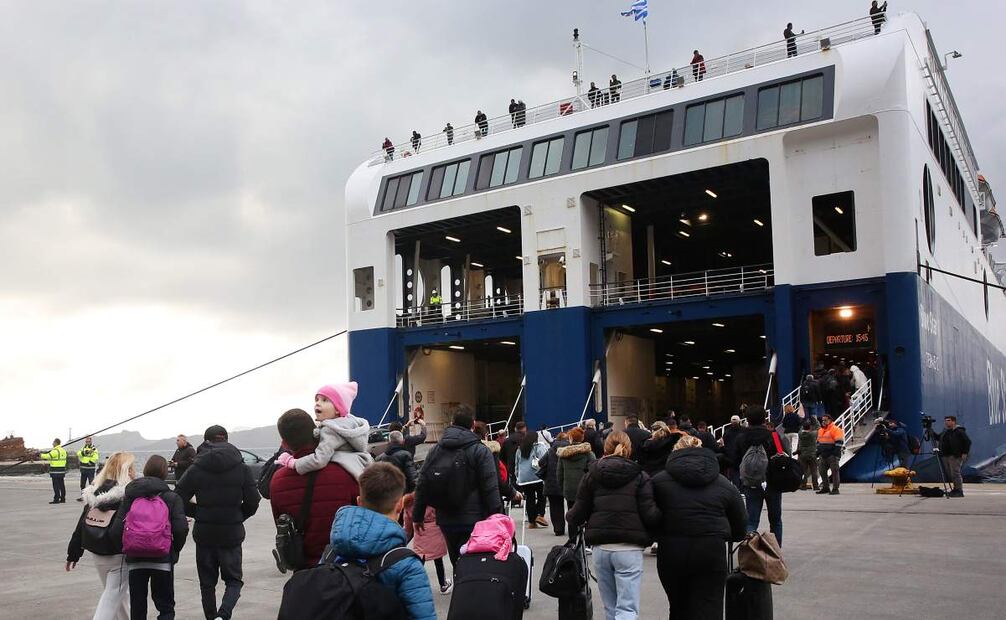 Los residentes y visitantes abandonan la isla debido al aumento de la actividad sísmica, en el puerto de Athinios en Santorini, Grecia, 04 de febrero de 2025. El municipio de Thera (Santorini) aconsejó vaciar el agua de las piscinas, prohibió todos los trabajos de construcción y prohibió el acceso a el puerto de Athinio, excepto cuando los barcos están atracando, debido a una ola de actividad sísmica. Dos terremotos de magnitud 4,8 y 4,7 en la escala de Richter sacudieron la región el 4 de febrero. Foto: EFE
