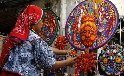 Mexican artisans sell crafts in Vatican City