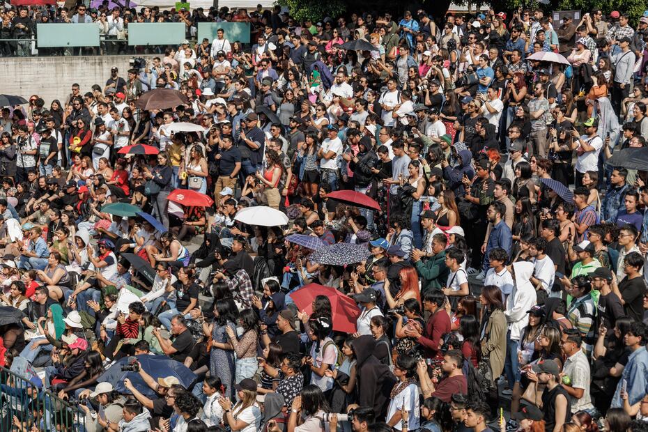Macario interpretó sus temas “Sueña lindo corazón”, “¿qué somos?”, “Hey destino” y “nuestra casa en el mar”, los cuales fueron bien recibidos por el público. (Foto: Yaretzy Osnaya/ EL UNIVERSAL)