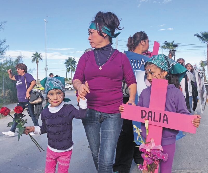 Dos pequeñas marcharon hasta la fiscalía de Coahuila, en Torreón, para exigir justicia por el feminicidio de Dalia, su madre. FRANCISCO RODRÍGUEZ. EL UNIVERSAL
