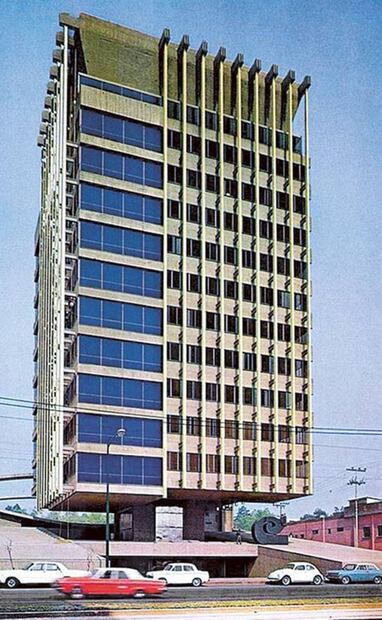 El edificio Celanese, ubicado en la avenida Revolución, al sur de la CDMX, con su peculiar estilo brutalista, donde la estructura está suspendida en un pequeño cuadrado. La imagen es de principios de los años setenta. Este inmueble, obra del arquitecto Ricardo Legorreta, se inauguró en 1968 para albergar oficinas de la empresa Celanese Mexicana, luego albergó a la SEMARNAT. Colección Carlos Villasana.