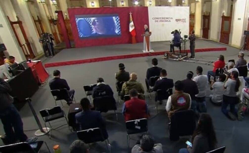 AMLO reconoce a Silvio Rodríguez en la mañanera… con interpretación de Beatriz Gutiérrez Müller 