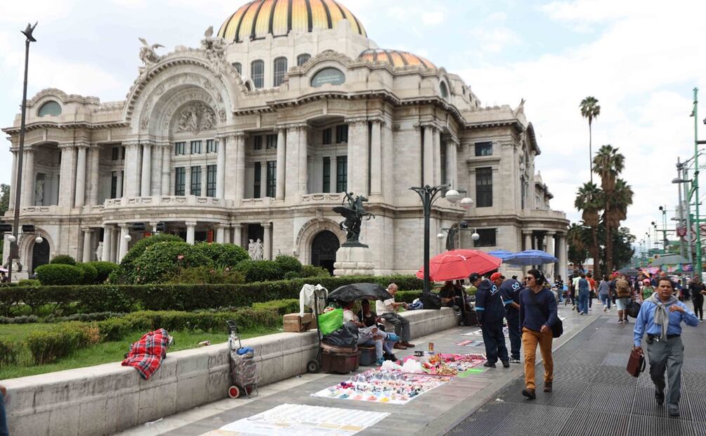 Así luce la explanada del Palacio de Bellas artes, entre ambulantes y policías. Foto: Diego Simón Sánchez