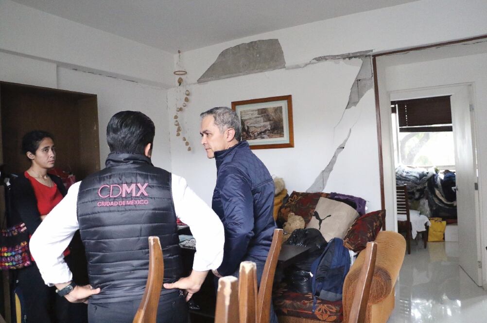 Miguel Ángel Mancera visitó un edificio en avenida Cuauhtémoc, delegación Benito Juárez, para supervisar el avance de las obras de reparación. (CDMX)