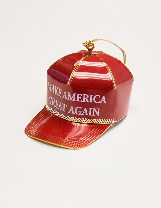 La famosa gorra roja tiene el lema de su campaña "Make America Great Again" (EFE)
