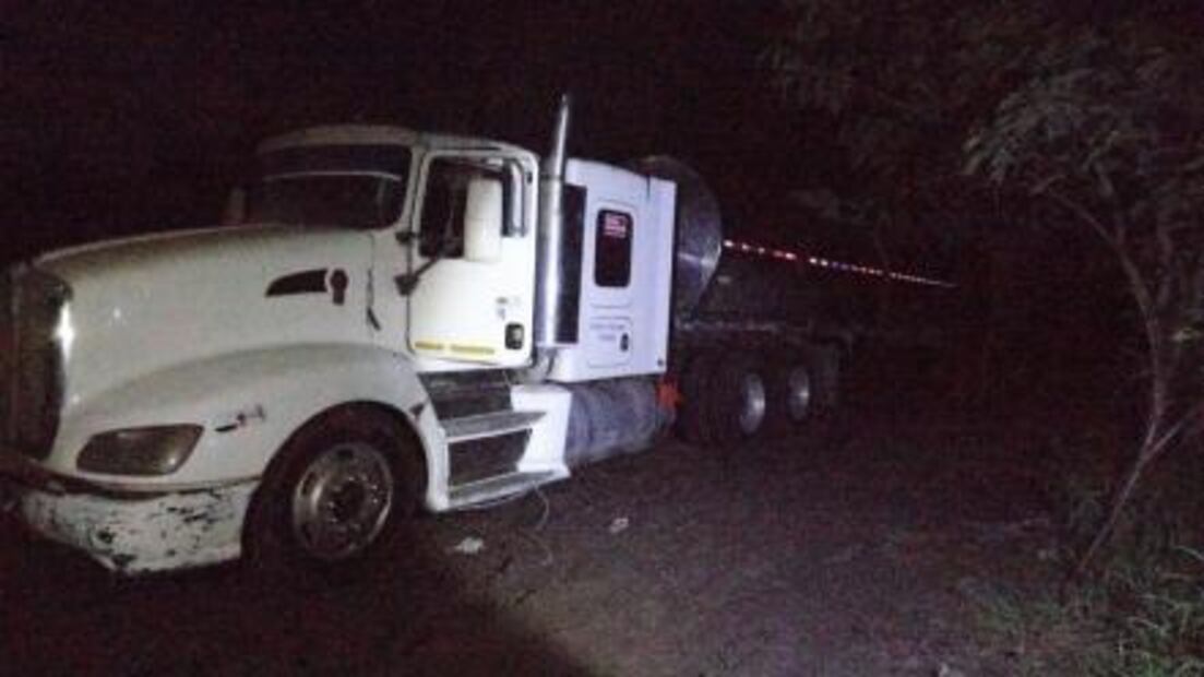 Sedena asegura 27 mil litros de hidrocarburo y uniformes tipo militar en Tamaulipas