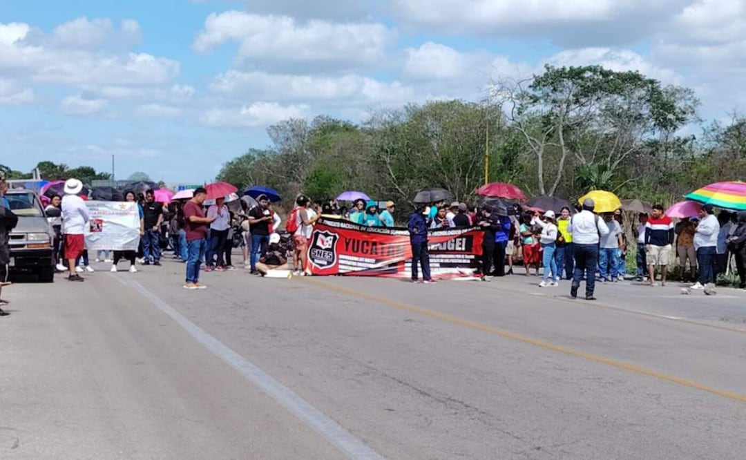 Maestros, alumnos y padres de familia del Instituto Tecnológico de Motul, bloquean carretera de Yucatán y exigen destitución de director (11/06/2025). Foto: Especial