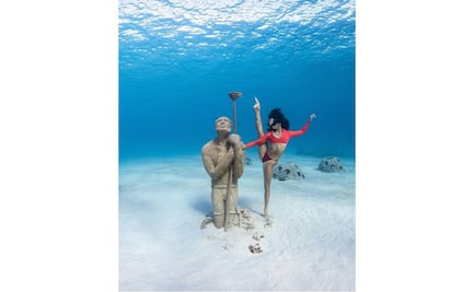 Ariadna Hafez, la "sirena" que baila debajo del agua