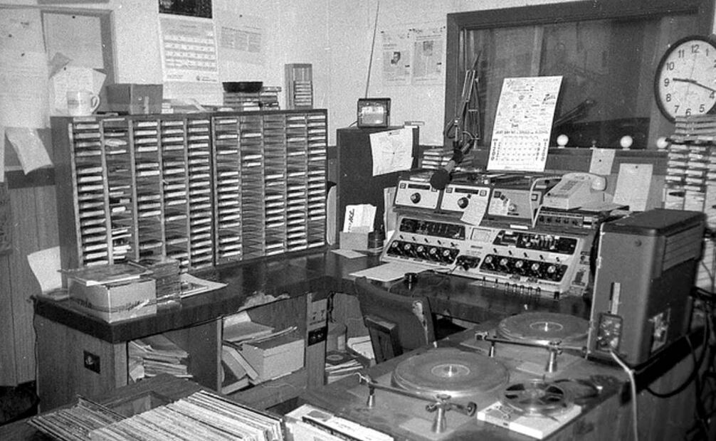 Las cabinas de radio eran el origen donde se transmitía el contenido de las estaciones de radio, entre discos LP, cintas y micrófonos, los locutores y el personal encargado del sonido armaban un programa donde se intercalaban las canciones que pedía el público y el contenido que dirigía el locutor. Actualmente todo este proceso puede realizarse con menos infraestructura gracias a las herramientas digitales y de internet. Foto: Radio Notas/ Especial.