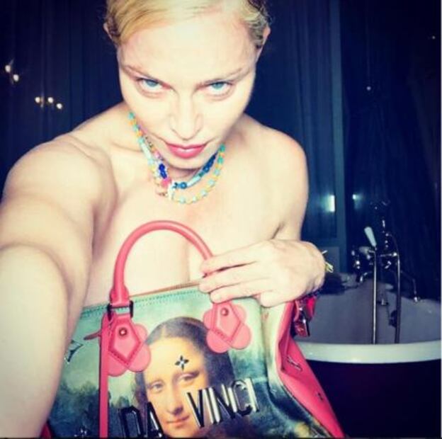 Madonna posa topless a los 59 años
