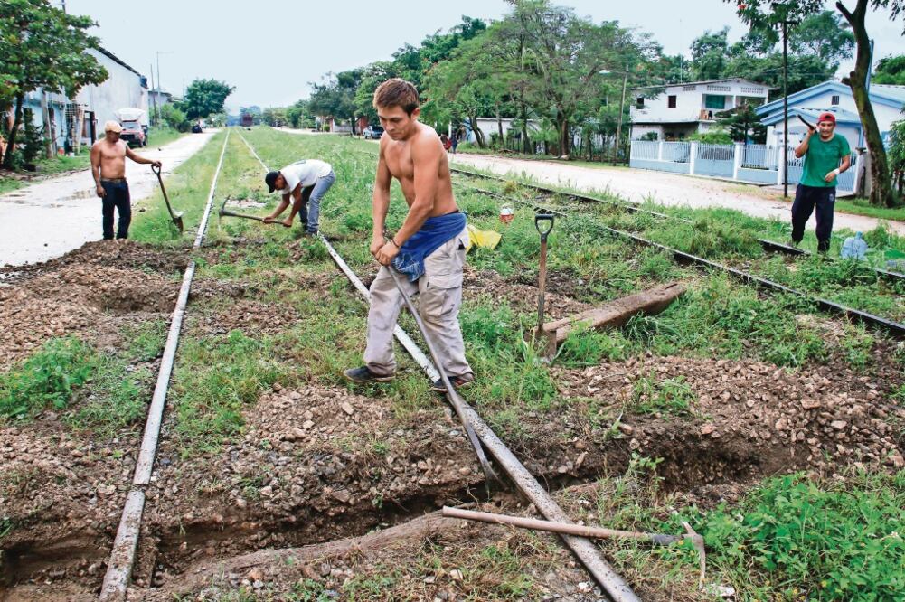 Un trabajador temporal realiza el mantenimiento a unas vías de ferrocarril en el pueblo de Pakal Ná, cercano a la ciudad de Palenque, en Chiapas. Foto/ARCHIVO EL UNIVERSAL
