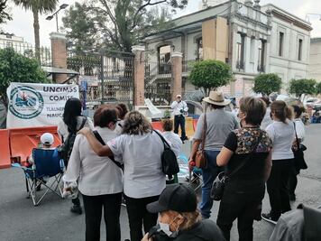 Jubilados del IMSS se manifiestan frente a la Segob para exigir devolución de recursos de Afores