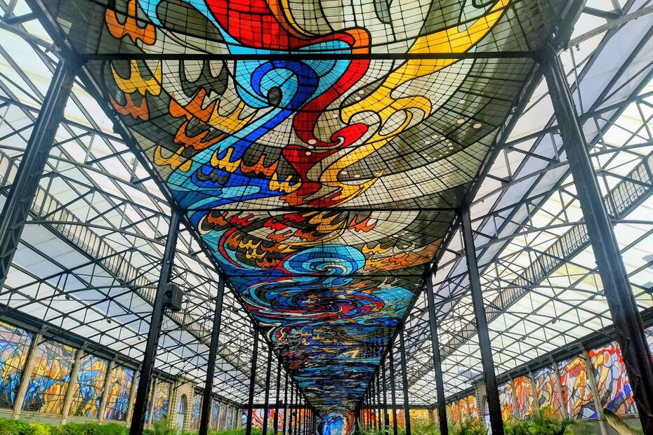 Este vitral no religioso, considerado el más grande del mundo, ilumina el antiguo Mercado 16 de Septiembre. Foto: INAH