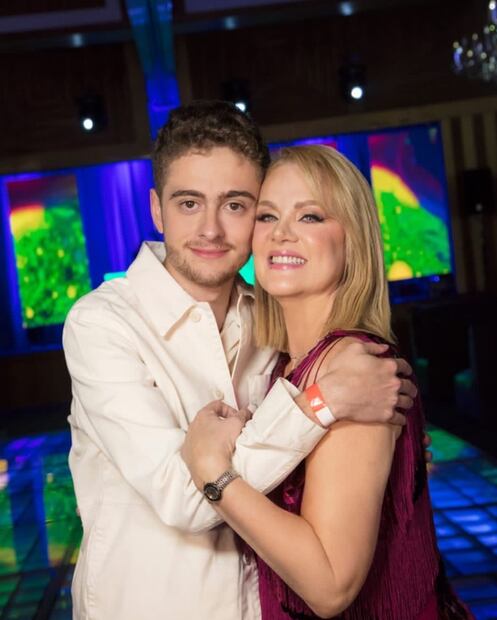 Erika y Nicolás Buenfil durante el festejo de 18 años del primogénito de la actriz, de quien es muy cercana. 
Foto: Instagram