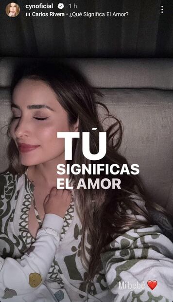 Cynthia Rodríguez y su hijo León escuchan  música de Carlos Rivera.