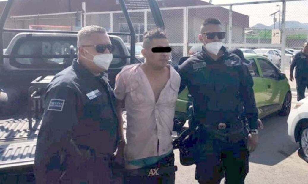 Detienen a sujeto que se aventó a canal de aguas negras tras robo de auto en Ecatepec