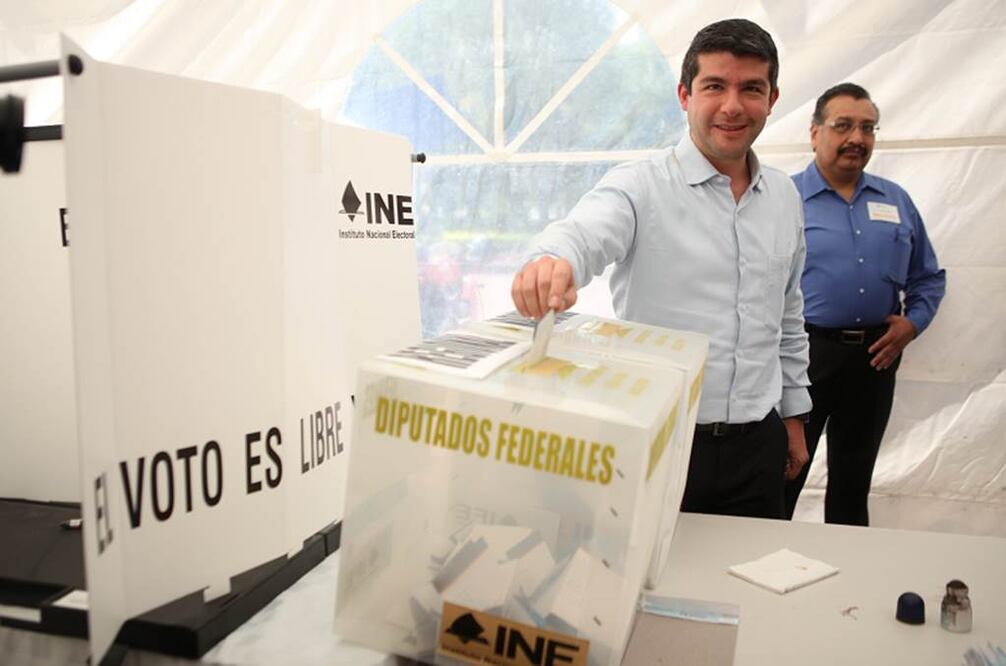 Mauricio Tabe emitió su voto en el centro de votación que se instaló en el Parque de Los Venados (Foto: Ivan Stephens / El Universal)