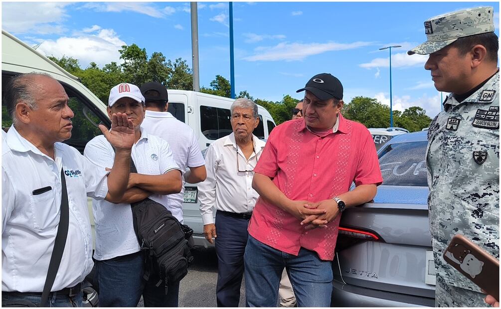 Protesta de permisionarios de transporte turístico federal en Aeropuerto Internacional de Cancún. Foto: Adriana Varillas / EL UNIVERSAL