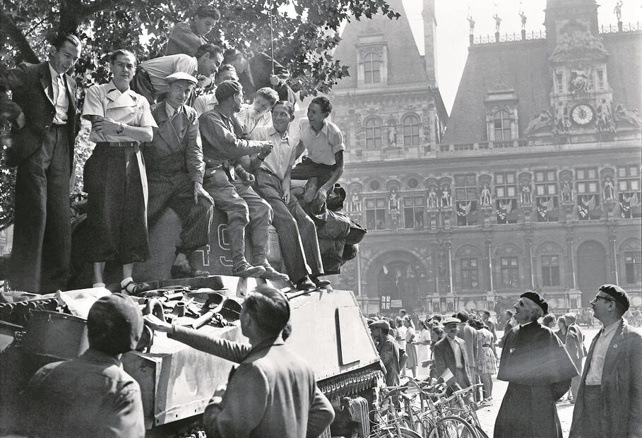 Los parisinos reciben a los soldados del 501 Regimento de Tanques de Combate francés, frente al Ayuntamiento de París, el 25 de agosto de 1944. Foto: Archivo AFP