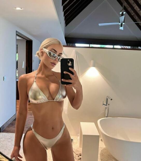 Hija de Biby Gaytán presume sus curvas en mini bikini color aqua