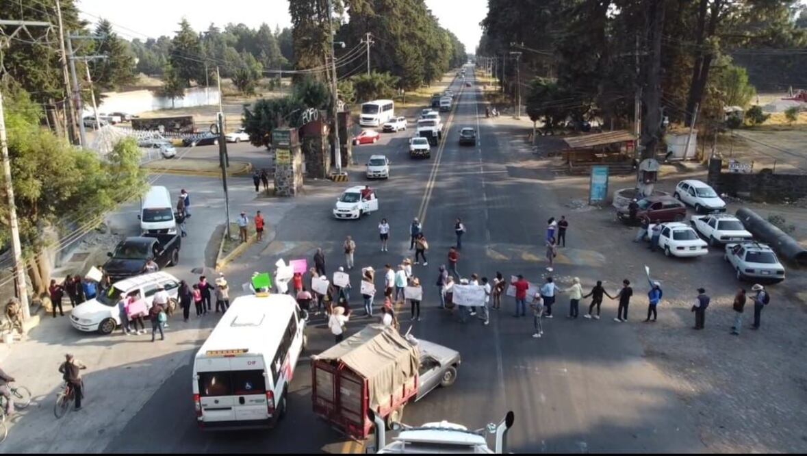 Tras 19 horas de bloqueo por, lo que aseguras, es la imposición de un candidato, simpatizantes de Morena liberaron la carretera México-Cuautla. (Foto: especial)