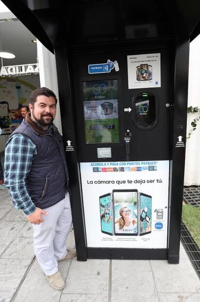 Cambian botellas por pasajes para el Metro
